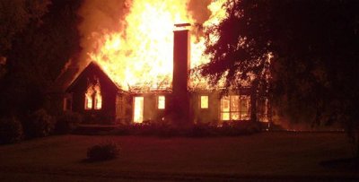 foto arauco en llamas, casa de Werner Luchsinger y Vivian McKay
